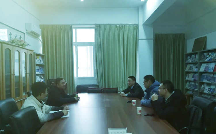 2-千頁科技人員認(rèn)真傾聽.jpg 2-千頁科技人員認(rèn)真傾聽.jpg